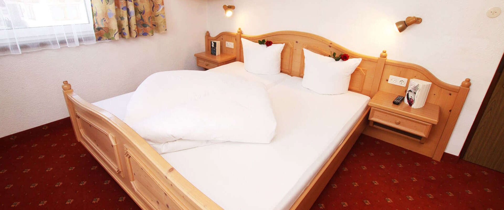 Zimmer mit Doppelbett im Haus Sonneck