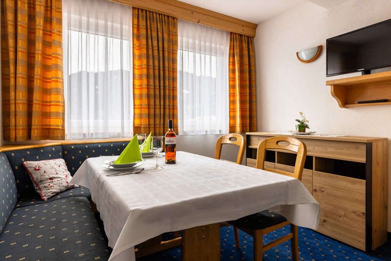 Ferienwohnung 9 mit Sitzgruppe in der Küche