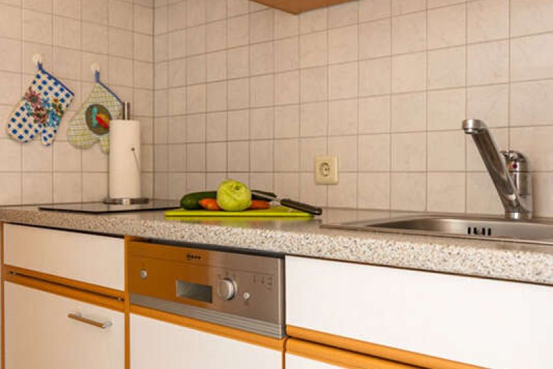 Küchenzeile mit Geschirrspüler und Waschbecken