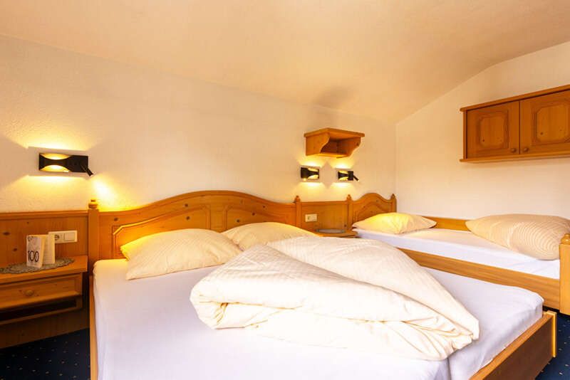 Dreibettzimmer mit Doppelbett und Einzelbett