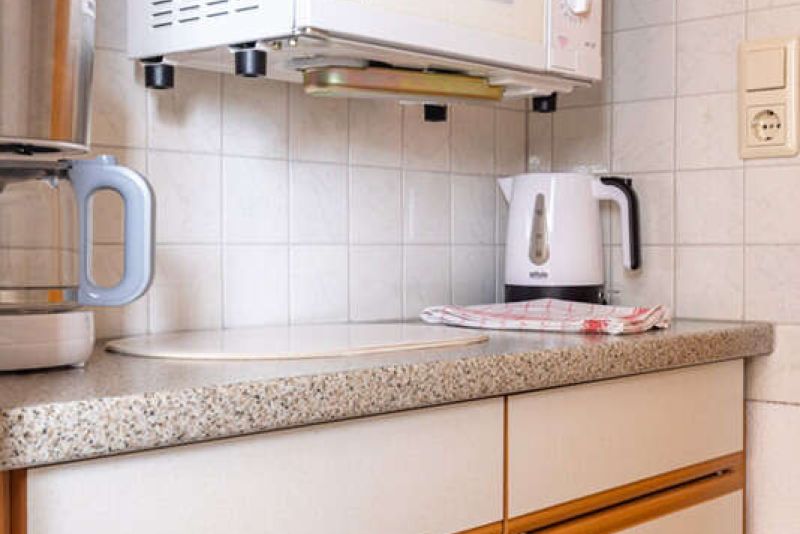 Küchenzeile mit Mikrowelle, Wasserkocher, Kaffeemaschine