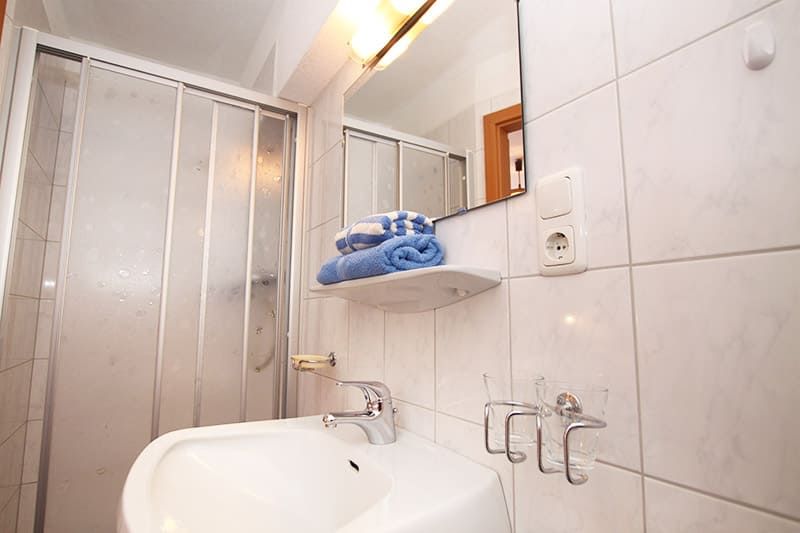 Doppelzimmer Bad mit Dusche Haus Sonneck Serfaus Tirol