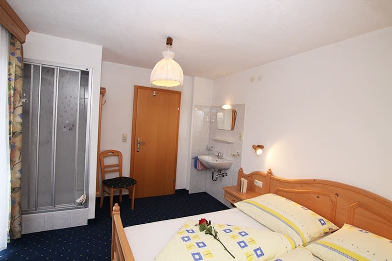Doppelzimmer mit Dusche im Appartement Haus Sonneck Serfaus